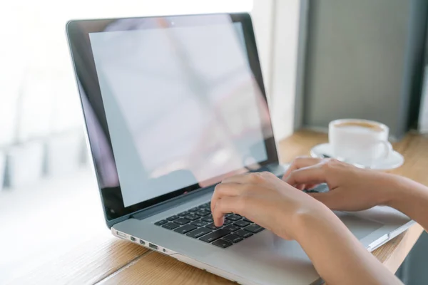 Mujer de negocios escribiendo —  Fotos de Stock