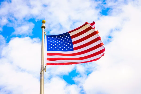蓝天上的美国国旗 — 图库照片