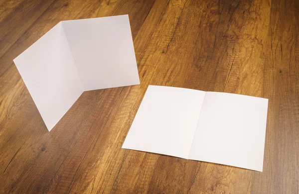 Bifold carta modello bianco su texture di legno — Foto Stock
