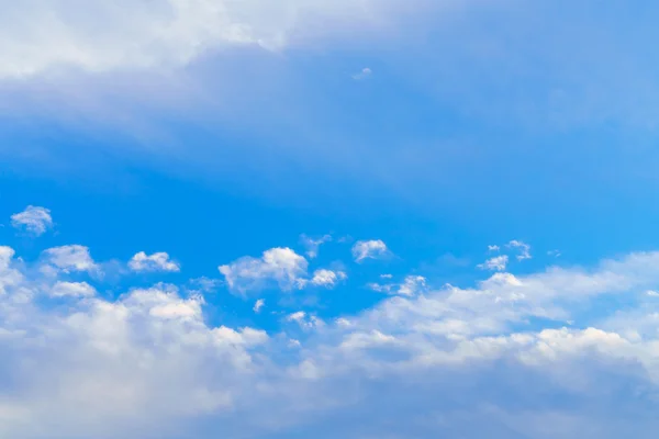 Blå himmel med moln — Stockfoto