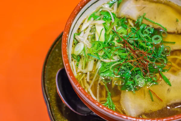 テーブルの上の日本のラーメン — ストック写真