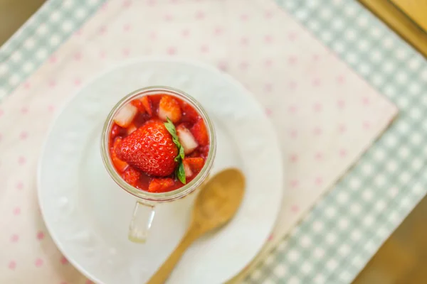 Pudding met aardbei, High definition-beelden — Stockfoto