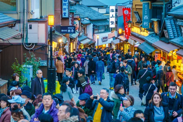 Kyoto, JAPÃO-2 de dezembro: Turistas caminham em uma rua ao redor de Kiyomi — Fotografia de Stock