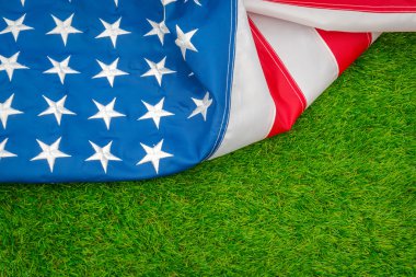 çimlerin üzerine Amerikan bayrağı