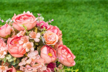 çimenlerin üzerinde yapay çiçekler