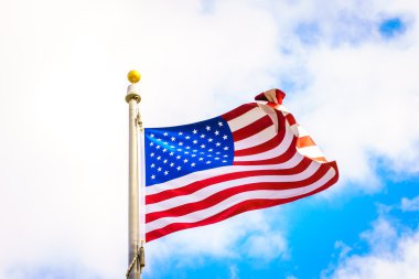 Mavi gökyüzünde Amerikan bayrağı