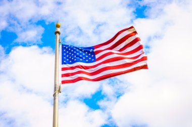 Mavi gökyüzünde Amerikan bayrağı