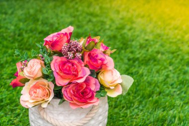 çimenlerin üzerinde yapay çiçekler