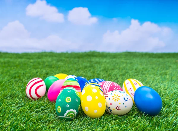 Coloridos huevos de Pascua en la hierba — Foto de Stock