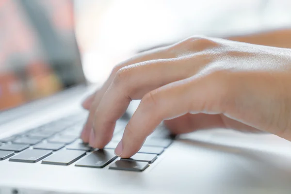 Mujer de negocios escribiendo — Foto de Stock