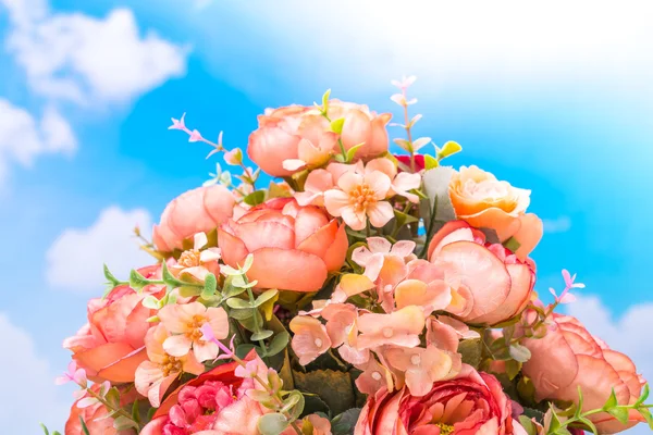 Hermosa de flores artificiales sobre el cielo azul —  Fotos de Stock