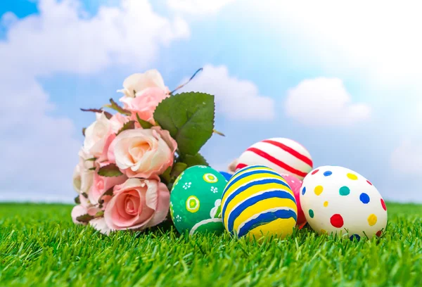 Huevos de Pascua con flores artificiales — Foto de Stock