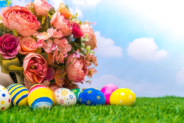 Huevos de Pascua con flores artificiales — Foto de Stock