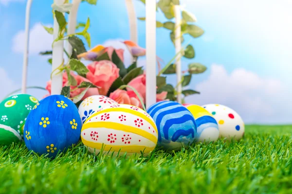 Huevos de Pascua con flores artificiales —  Fotos de Stock