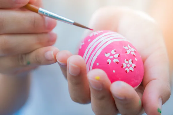 Woman decorating Easter egg — Stock Photo, Image