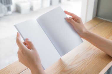 ahşap masa üzerinde boş açık kitap