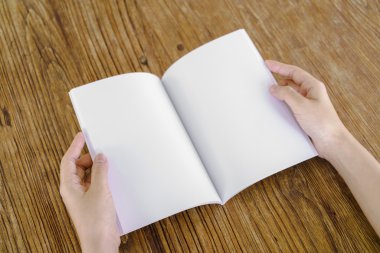 ahşap masa üzerinde boş açık kitap