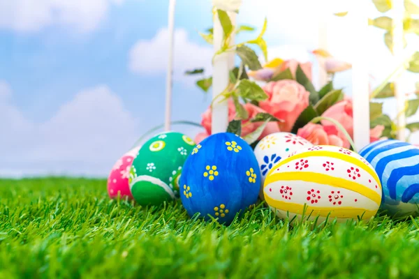 Huevos de Pascua con flores artificiales — Foto de Stock