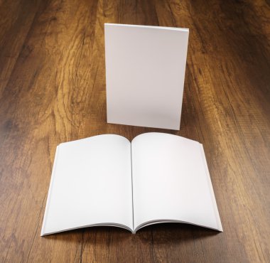 Katalog, dergi boş, sahte ahşap arka plan üzerinde kitap