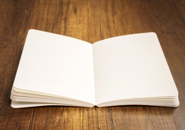 ahşap masa üzerine kadar sahte kitap