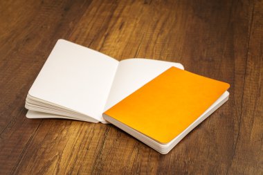 Katalog, dergi boş, sahte ahşap arka plan üzerinde kitap