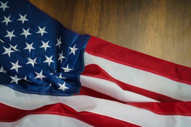 Ahşap masa üzerinde Amerikan bayrağı