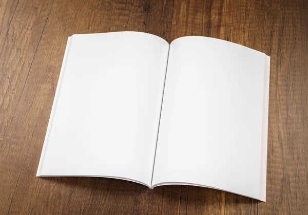 ahşap masa üzerine kadar sahte kitap