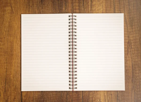 Ahşap bir masa üzerine not defteri