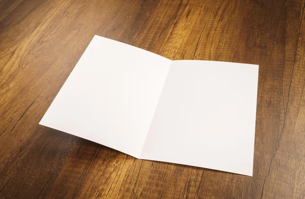 Papel modelo branco bifold na textura da madeira — Fotografia de Stock