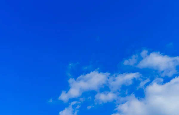 Céu azul com nuvens — Fotografia de Stock