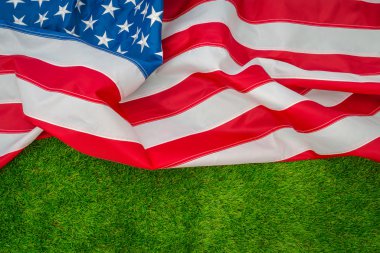çimlerin üzerine Amerikan bayrağı