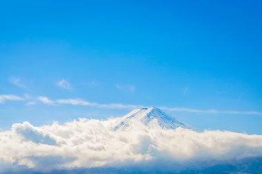 Mavi gökyüzü ile Fuji dağı