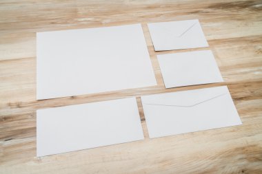 Ahşap arka plan üzerinde boş zarflar