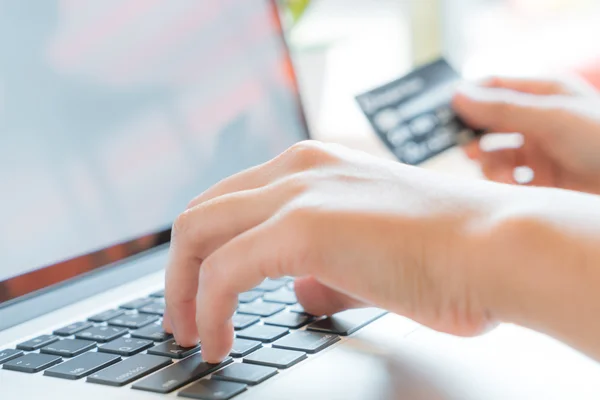 Person holding credit card — Stock Photo, Image