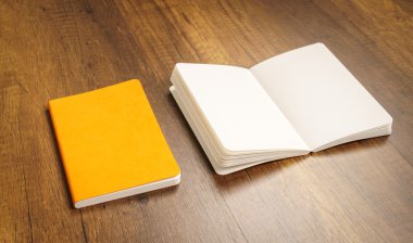 Katalog, dergi boş, sahte ahşap arka plan üzerinde kitap