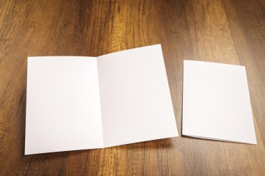 Bifold beyaz şablon Kağıt ahşap doku üzerinde