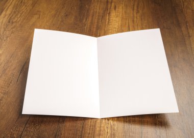 Bifold beyaz şablon Kağıt ahşap doku üzerinde
