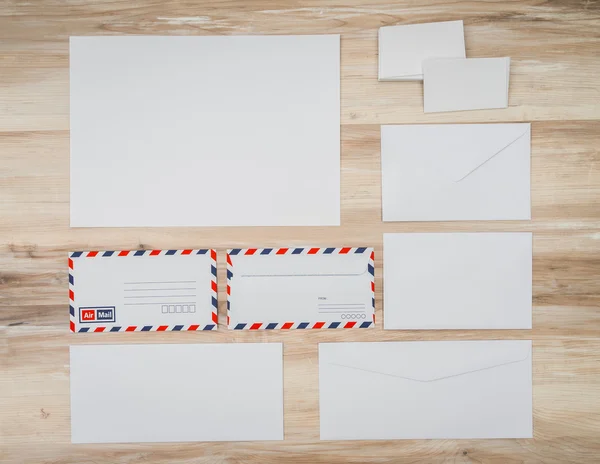 Envelopes em branco sobre fundo de madeira — Fotografia de Stock