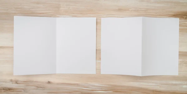 Papel modelo branco bifold na textura da madeira — Fotografia de Stock