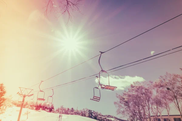 Coucher de soleil et téléski surplombant la montagne (Image filtrée pr — Photo