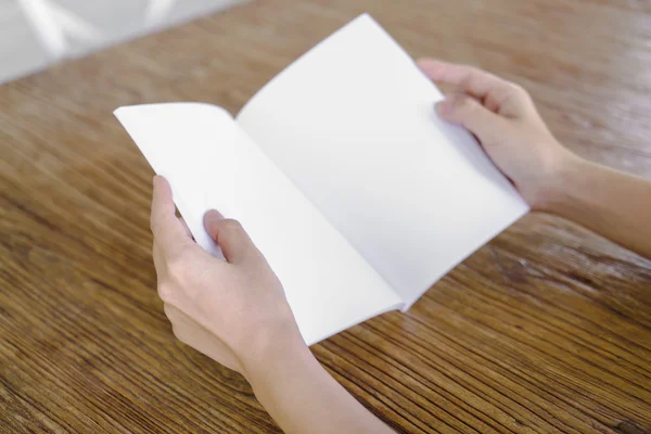 Libro aperto vuoto su tavolo di legno — Foto Stock