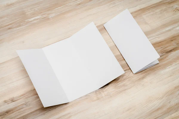 Carta modello trifold bianco su texture in legno — Foto Stock