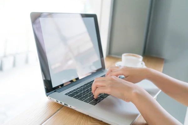 Kvinna skriva på laptop tangentbord — Stockfoto
