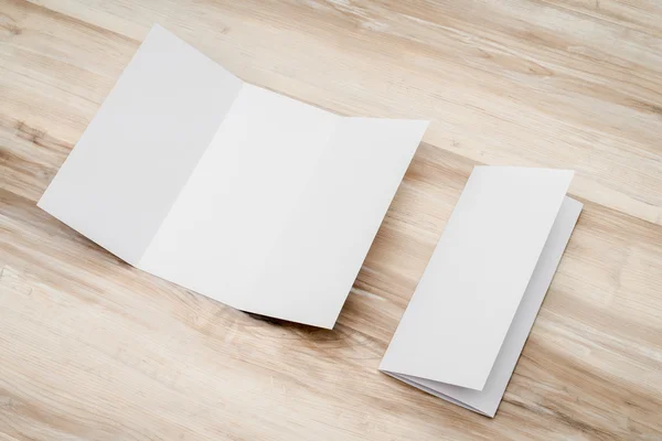 Papel modelo triplo branco sobre textur de madeira — Fotografia de Stock