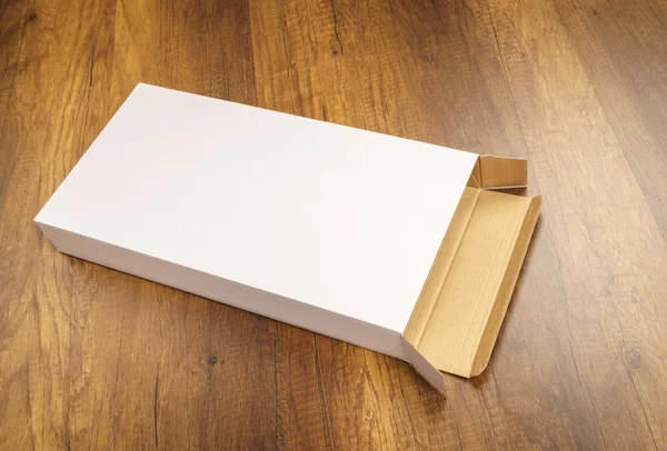 Κενό κουτί λευκό ομοίωμα σε φόντο ξύλου — Φωτογραφία Αρχείου