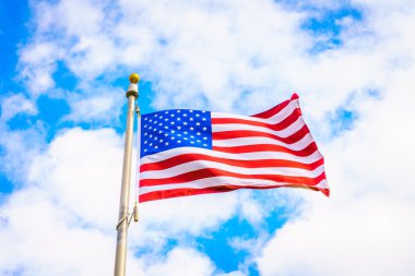 Mavi gökyüzünde Amerikan bayrağı