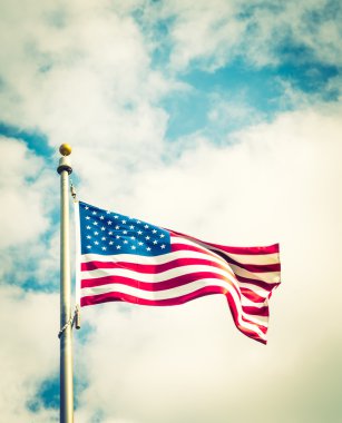 Mavi gökyüzünde Amerikan bayrağı