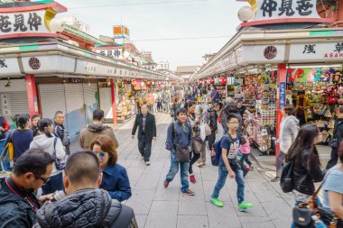 Tokyo, Japonya - 24 Kasım 2015: turist Nakamise Dori üzerinde yürümek 