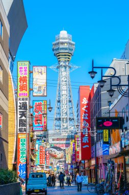 Osaka, Japonya - 30 Kasım 2015: Shinsekai Tsutenkaku Kulesi 