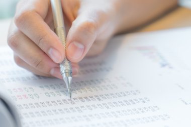el yazma tablosundaki çeşitli finansal listelerinde